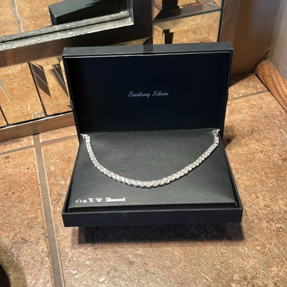 New in box 1/3 Karat 17” Diamond & Silver Necklace - Picture 5 of 6